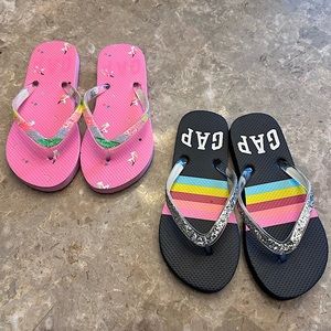 Gap kids girl graphic flip flop sandals 2 pair size S (1-2) Pink & Navy blue